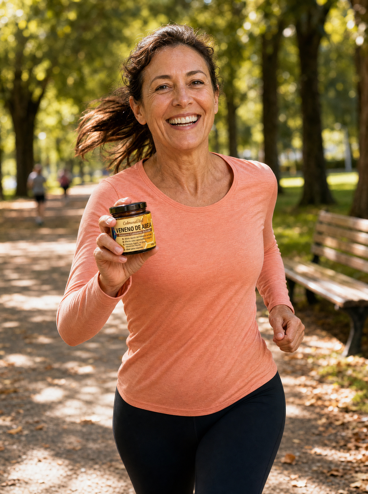 ColmenaVital - mujer feliz corriendo en el parque con el balsamo de veneno de abeja